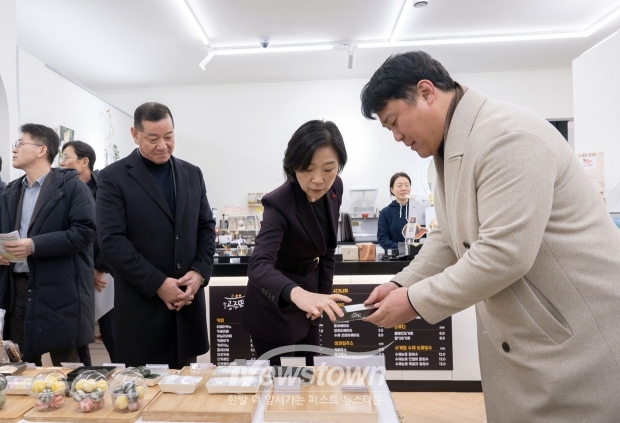 오영주 중소벤처기업부 장관 공주시 공산성 골목형 상점가 방문(원조공주떡집)
