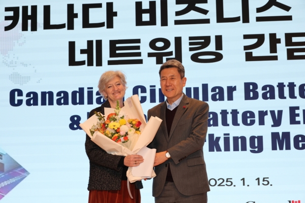 이강덕 포항시장이 캐나다비즈니스 사절단을 환영하며 타마라 모휘니 주한 캐나다 대사에게 꽃다발을 전달하고 있다