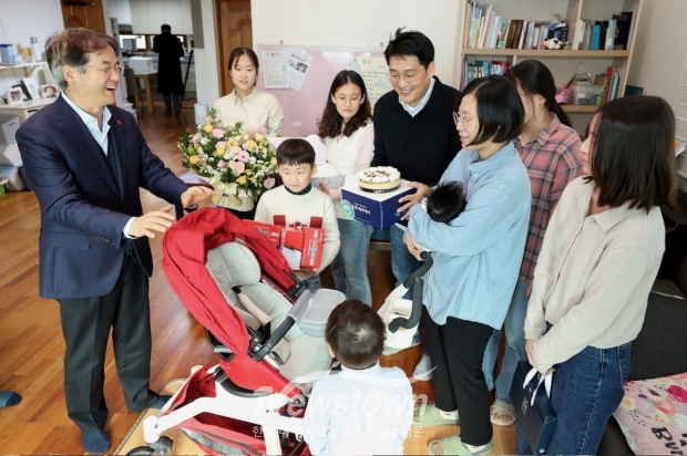이동환 고양특례시장이 일곱째 자녀 출산 가정에 방문해 축하 인사를 나누고 있다./고양시