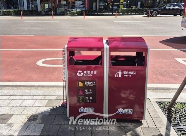 판교역 테크원 앞에 지난해 9월 시범설치한 가로쓰레기통(일반쓰레기통+재활용품통)/성남시