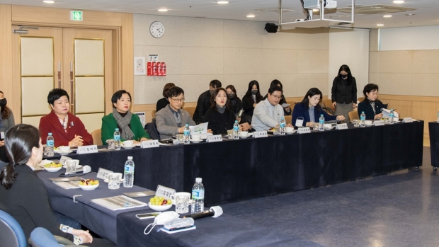 행정복지위원회 위원들이 현황을 청취하고 있다