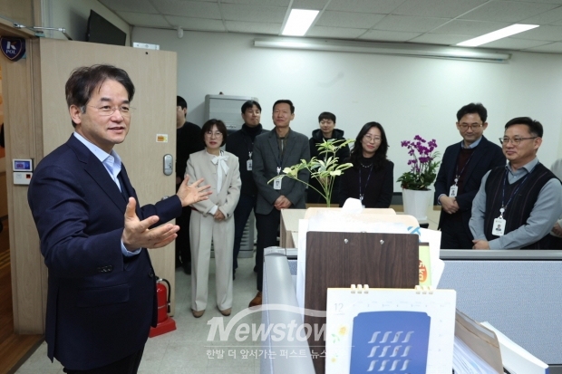 1. 이동환 고양특례시장이 설명절을 맞이해 부서 격려차 농업기술센터를 방문했다./고양시