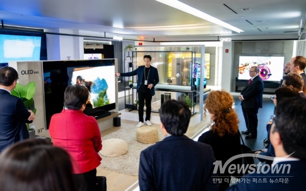 LG전자가 미국 현지시간 29일 뉴저지주 잉글우드 클리프에 위치한 북미지역 본사에 한국을 포함한 11개국 주뉴욕총영사단를 초청해 혁신 기술 로드맵을 선보이고 국가간 파트너십 강화 방안을 논의 / 사진=LG전자 제공