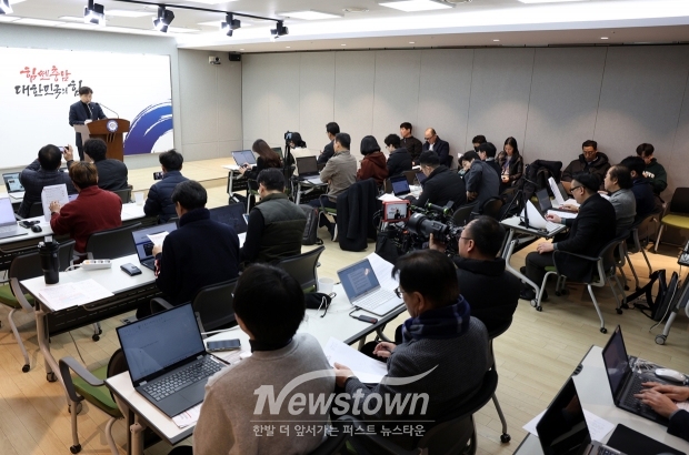 김종수 인구전략국장 ‘힘쎈충남 풀케어 돌봄정책 버전업’ 기자회견