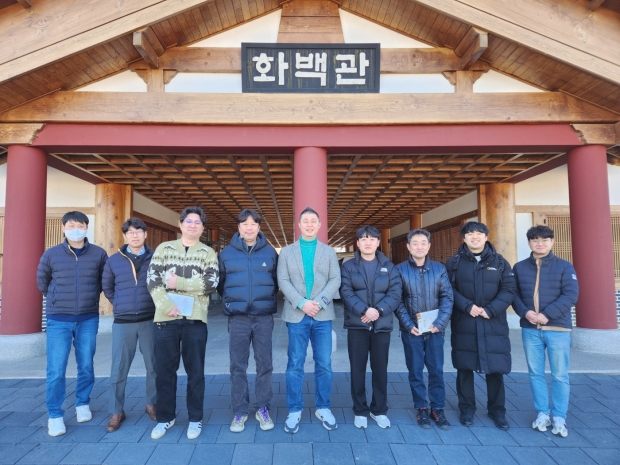 지난 13일, 대구 달서구청소년수련관 직원들이 경주 화랑마을을 방문해 시설과 수련 프로그램을 벤치마킹한 후 기념촬영을 하고 있다