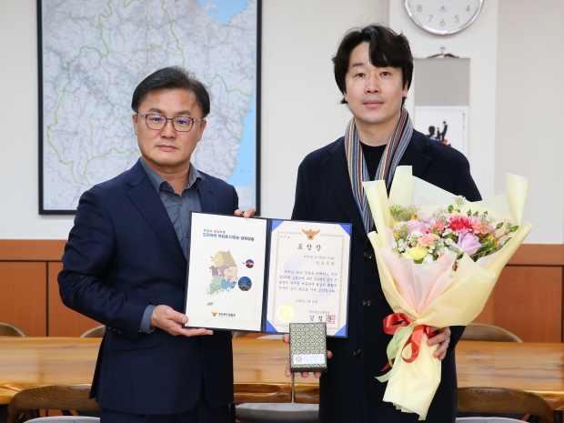 19일 송호준 경주부시장이 김철문 경북경찰청장을 대신해 집단 칼부림 사건 용의자 검거에 결정적 역할을 한 김준현(사진 우측) 주무관에게 표창장을 수여한 후 기념 촬영을 하고 있다