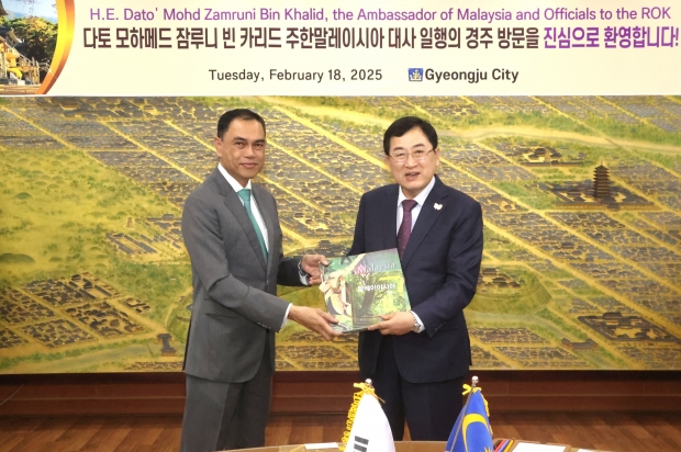 주낙영 경주시장은(오른쪽) 18일 시청 대외협력실에서 다토 모하메드 잠루니 빈 카리드 주한말레이시아 대사를 접견한 후 기념촬영을 하고 있다.