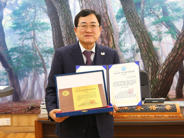 주낙영 시장이 20일 시장실에서 WFPL 8대 지자체 혁신평가 대상 후 기념 촬영을 하고 있다