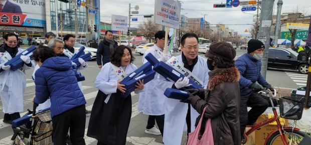 자유총연맹 지난해 3.1절 맞이 태극기 달기 운동 캠페인