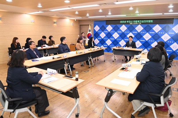 조용익 부천시장(오른쪽)과 장성호 아동복지심의위원회 위원(오른쪽)이 기념사진을 찍고 있다