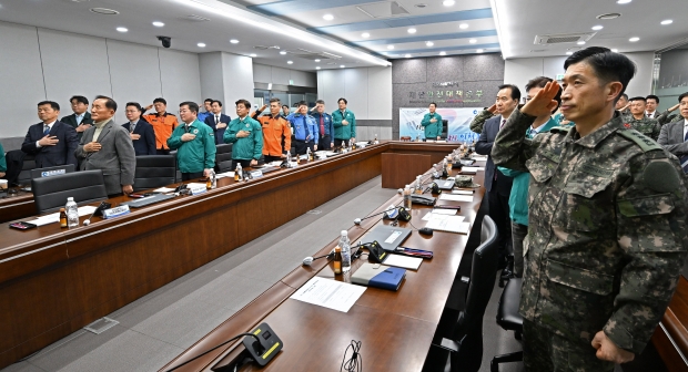 유정복 인천광역시장이 27일 시청 재난안전상황실에서 열린 '2025년 지방통합방위회의 및 1분기 통합방위협의회'에서 국민의례를 하고 있다.