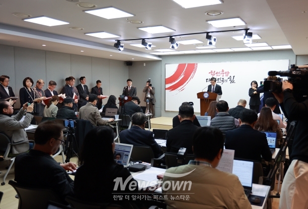 김태흠 충남도지사는 “반대 측이 주장하는 상수원보호구역 지정, 숙박·음식업·공장설립 제한은 없고, 청양·부여에 부족한 생활·공업용수도 우선 공급된다”며 “지역주민에게 피해만 주고, 이익은 타 시군이 가져간다는 주장은 맞지 않는다”고 설명했다.