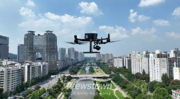 탄천 하늘을 날고 있는 성남시 드론 모습/성남시