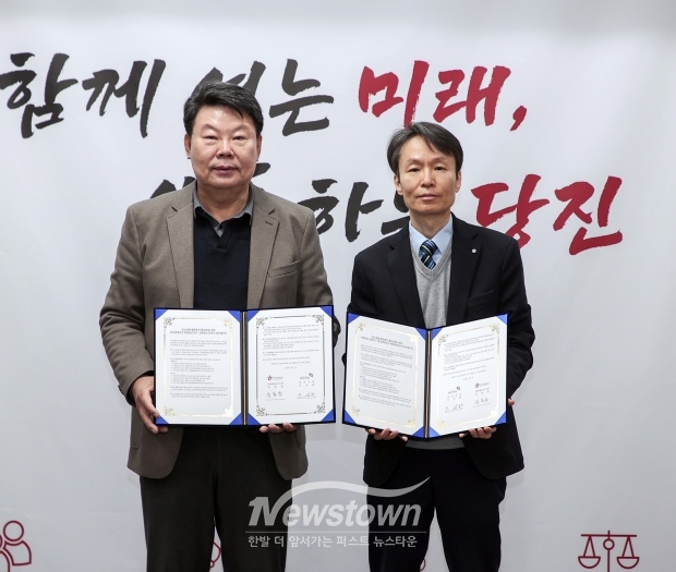당진시가 3월 7일 시청에서 한국관광공사와 ‘강소형 잠재관광지 활성화’를 위한 업무협약을 체결했다. 사진) 좌측부터 오성환 당진시장, 심홍용 한국관광공사 대전·충남 지사장