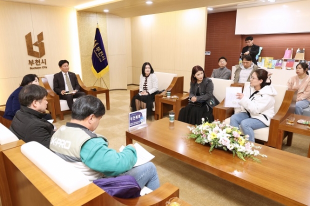 학부모가 조용익 부천시장에게 시정에 관한 질문을 하고 있다
