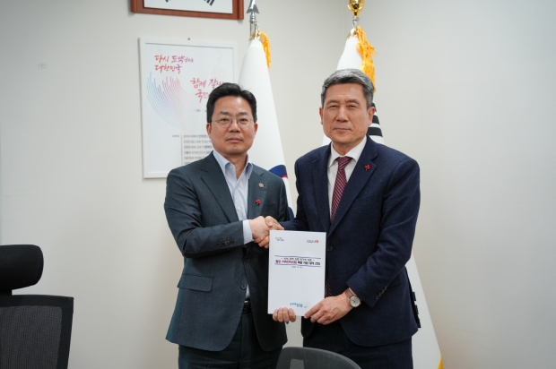 지난해 말 이강덕 포항시장이 박성택 산업통상자원부 제1차관을 만나 철강 및 이차전지 산업 위기 대응을 위한 긴급대책 마련을 요청했다