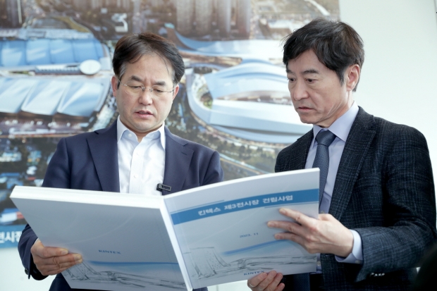 킨텍스 제3전시장 건립사업을 살펴보고 있는 이동환 고양특례시장