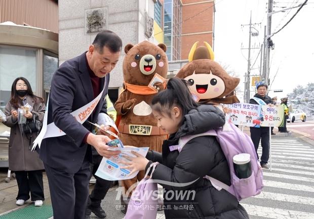 공주시가 2025년 1학기 개학을 맞아 지난 3월 18일 신월초등학교 앞에서 민관 합동으로 ‘아이 먼저 어린이 안전 캠페인’을 실시했다. 사진) 최원철 공주시장이 등교하는 학생들에게 ‘아이 안전 먼저’를 알리는 홍보물과 기념품(문구 세트, 보조배터리, 핫팩)을 배부하고 있다.