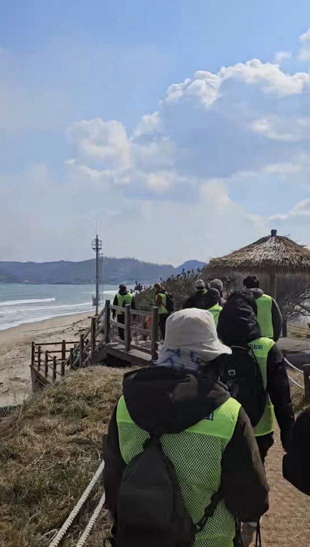 18일 호미반도 해안 둘레길을 걷고 있는 사람들