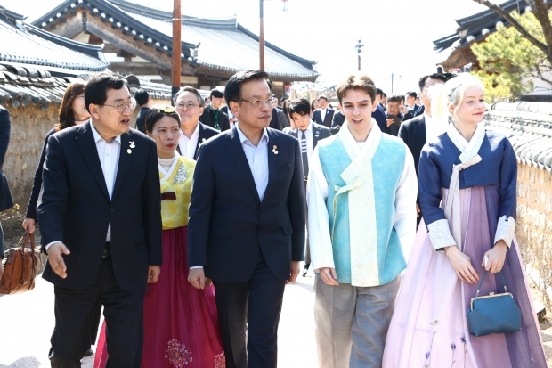 20일 주낙영 경주시장이 최상목 대통령 권한대행 부총리 겸 기획재정부 장관과 함께 교촌한옥마을을 둘러보며 전통차 다도 체험, 한복 체험, 떡 만들기 등 전통문화 체험 프로그램을 점검하고 있다.