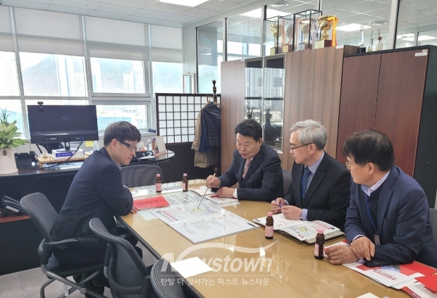 오성환 당진시장(사진/중앙)이 지난 3월 24일 박봉용 기획재정부 재정관리국장을 만나 당진시의 핵심 현안 사업인 ‘국도32호선 대체우회도로 개설 사업’과 ‘수산식품클러스터 조성’사업에 대한 예비타당성조사 통과를 적극 건의했다.