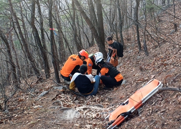 계룡면 신원사 인근 등산 중 발목 통증 호소 등산객 구조