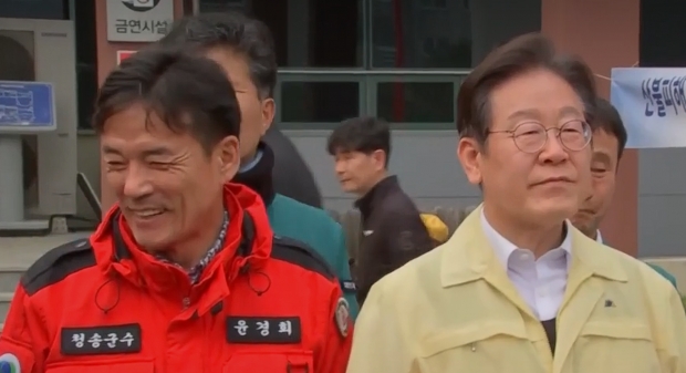이재명 대표의 청송 산불현장 기자회견에서 이재민들의 항의에 “제가 정리하겠습니다‘라 말하고 웃는 윤경희 청송군수/방송화면 캡처