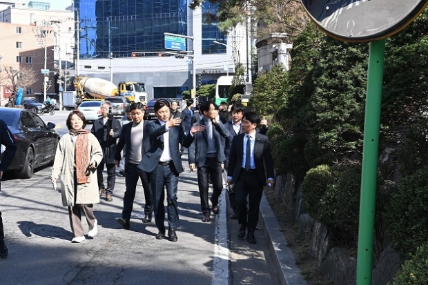 조용익 부천시장(앞줄 가운데)이 소각장사거리 일대 도보 현장을 점검하며, 시민의 보행 편의 확보를 위한 개선 방향을 관계자들과 공유하고 있다.