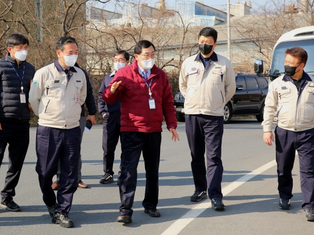 주낙영 시장이 지역 기업체 현장을 방문하고 있다
