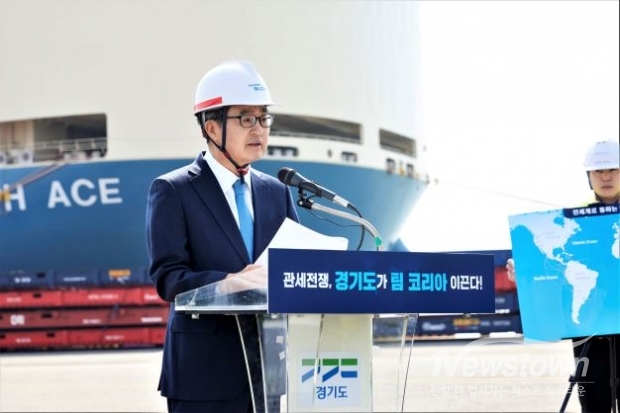 지난 3월 31일 오후 평택항 동부두에서 김동연 경기도지사가 인사말을 하고 있다. /경기도<br>