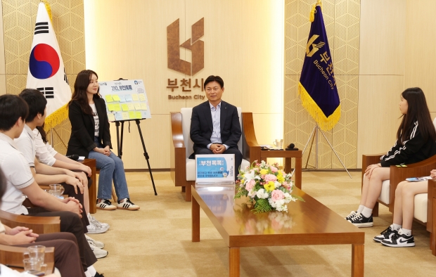 조용익 부천시장이 ‘210, 부천톡톡’ 청사견학 프로그램으로 경기예고 학생들을 만나 이야기를 나누고 있다.
