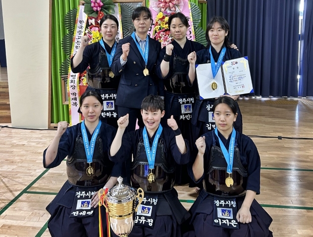 2열 왼쪽부터 한하늘, 박연정 감독, 차민지, 김민지 / 1열 왼쪽부터 전세영, 김유정, 이지은