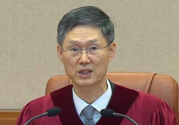 윤석열 대통령 파면 결정문을 읽는 문형배 헌법재판소 소장 대행/연합뉴스TV 화면캡처<br>