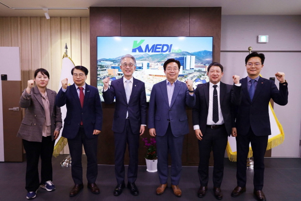 덴티스 심기봉 대표이사(좌측부터 네번째)와 케이메디허브 박구선 이사장(좌측부터 세번째)가 동종치아 골이식재 사업을 위해 협력하기로 했다