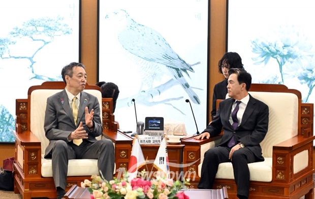 김태흠 충남도지사(사진/우측)가 4월 11일 충남도청 접견실에서 미즈시마 고이치 주한 일본대사(사진/좌측)의 예방을 받고 한·일 지방정부 간 교류·협력 확대 방안을 논의했다.