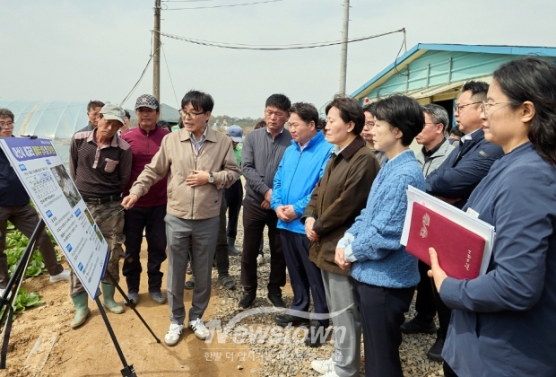 송미령(사진/우측 세번째) 농림축산식품부 장관이 4월 17일 아산시 배방읍에 위치한 노지 봄배추 재배현장을 방문한 가운데 관계자로부터 현장설명을 듣고 있다.