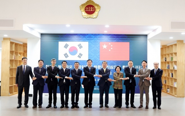 인천시의회와 중국 청두시장 등 청두시 대표단과 간담회를 갖고 단체 사진을 촬영하고 있다.