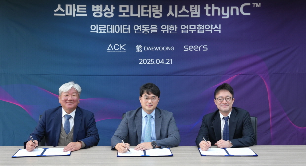 (왼쪽부터)조선주 ACK 대표, 이창재 대웅제약 대표, 이영신 씨어스테크놀로지 대표가 업무협약을 체결하고 있다.