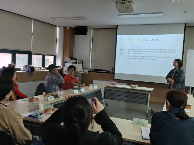 부천세종병원 전문교육간호사 류문선 팀장이 소사치매안심센터에서 치매 교육을 진행하고 있다.
