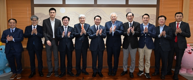 유정복 인천광역시장이 23일 시청 대접견실에서 김한중 차 의과대학교 이사장(왼쪽 다섯번째), 찰스 위너(Charles Wiener)) 존스홉킨스 대학교 국제의료 총장(왼쪽 일곱번째)을 접견하고 참석자들과 기념촬영을 하고 있다
