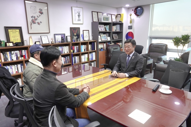 허득천 상임대표와 윤호중 의원이 의견을 교환하고 있다.