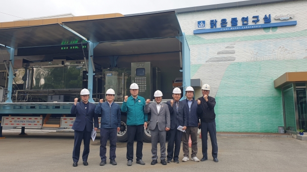 지난 23일 경주시 생활하수과를 방문한 경주시의회 2024 회계연도 결산검사위원단 일행이 맑은물연구실 앞에서 기념촬영을 하고 있다