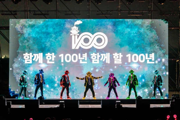 25일 감포항 100년 기념행사에서 트론댄스팀이 빛의 퍼포먼스를 펼치고 있다