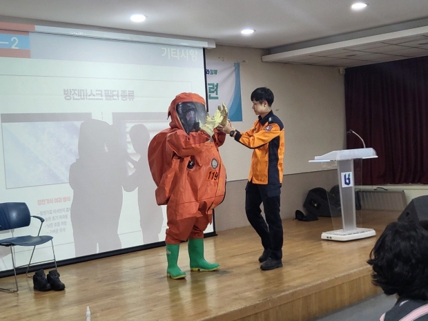 부천시보건소 대강당에서 초동대응요원들이 생물테러 대응 모의훈련을 하고 있다