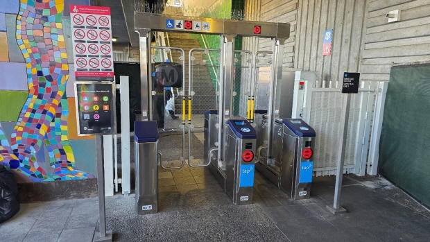 STraffic의 Taller Gate가 설치된 LA Metro의 첫 번째 설치 역사_Firestone station