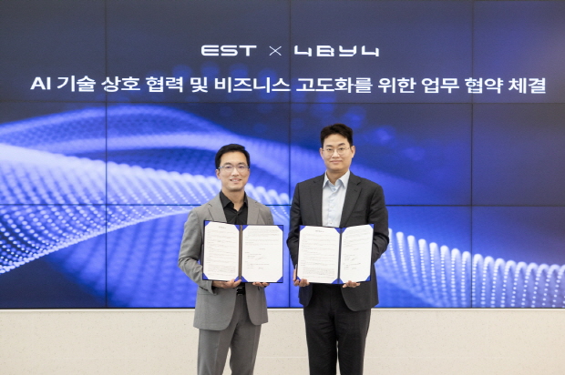 이스트소프트 정상원(왼쪽) 대표와 포바이포 윤준호 대표가 AI 기술 상호 협력 및 비즈니스 고도화를 위한 업무협약 체결 후 기념 촬영을 하고 있다.