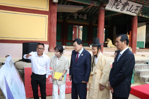중국 난핑시 대표단이 14일 경주 옥산서원을 찾아 관계자로부터 서원의 역사와 유교문화의 전통, 주자학의 계승에 대한 설명을 들으며 양 도시 간 문화적 공통 기반을 확인하는 뜻깊은 시간을 가졌다