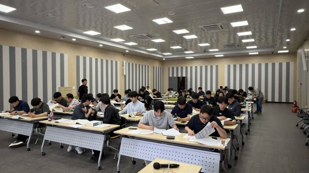 경주시가 최근 시청 대회의실에서 실시한 ‘토목직 공무원 역량강화 교육’에서 참석자들이 공사설계서 작성과 단가산출 등 실무 교육을 받고 있다