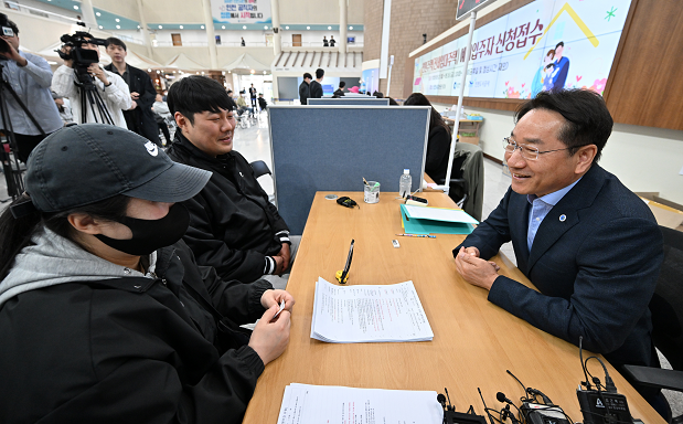 유정복 인천광역시장이 5월 12일 시청 중앙홀에서 열린 '천원주택(전세임대주택)' 예비입주자 신청 접수를 받고 있다.