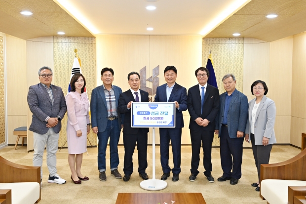 전달식 사진(왼쪽부터 부천시니어골프협회 전무이사 김선우 고문 김영희 수석부회장 김종만 회장 송경흡 부천시장 조용익 부천희망재단 상임이사 김범용 부천희망재단 명예이사장 정인조 복지국장 박화복)